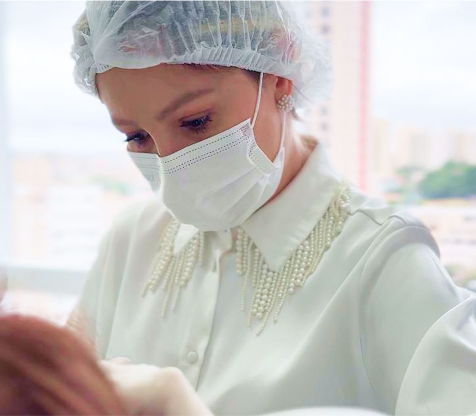 Dra. Caroline Rigoleto, especialista em procedimentos não cirúrgicos para rejuvenescimento da face.