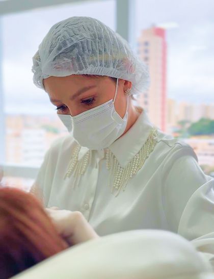 Dra. Caroline Rigoleto, especialista em procedimentos não cirúrgicos para rejuvenescimento da face.